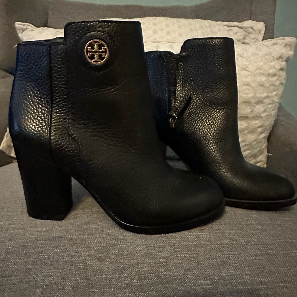 Tory Burch bootie size 5.5